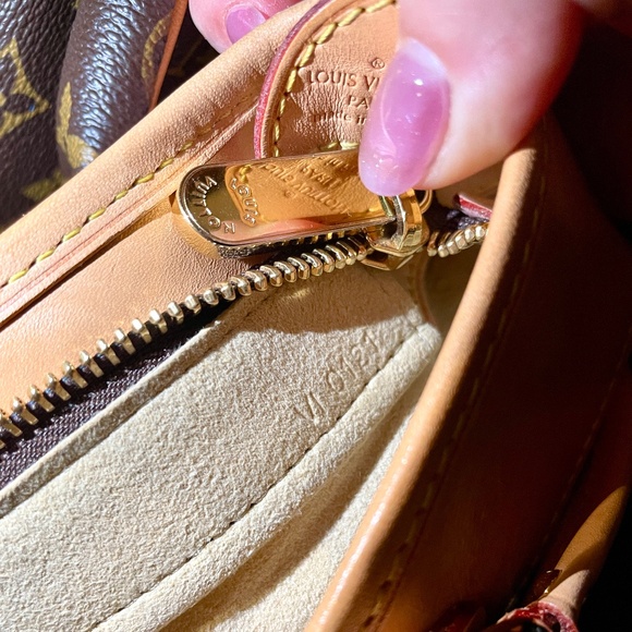 Louis Vuitton Purse - Picture 16 of 16